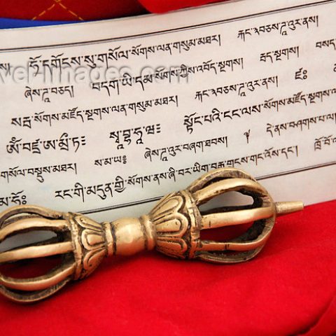 Bhutan, Thimphu,  Dorje and prayer book - Sanskrit - photo by J.Pemberton